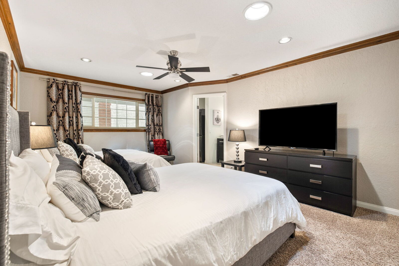 Guest bedroom with two beds and an en suite bath
